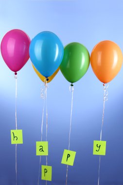 renkli balon tutar kelime memnun mavi zemin üzerine