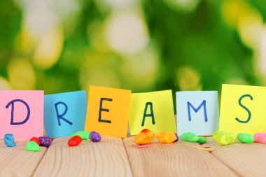 doğal zemin üzerine ahşap masa üzerinde kelime rüyalar