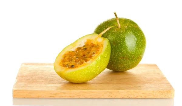 Zelené passion ovoce izolovaných na bílém pozadí detail — Stock fotografie