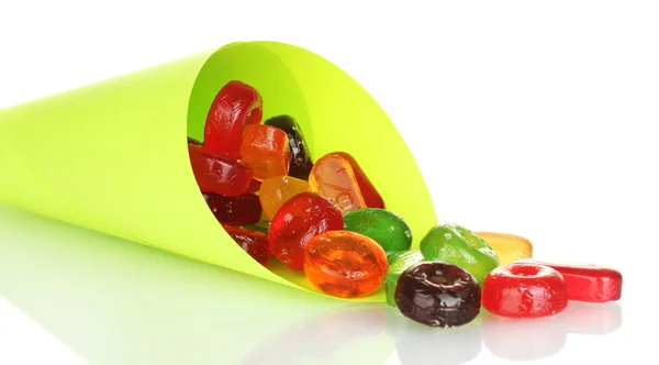 Вкусные красочные конфеты в яркой сумке на белом фоне крупным планом — стоковое фото