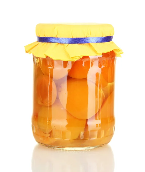 Glas mit Aprikosendosen isoliert auf weiß — Stockfoto
