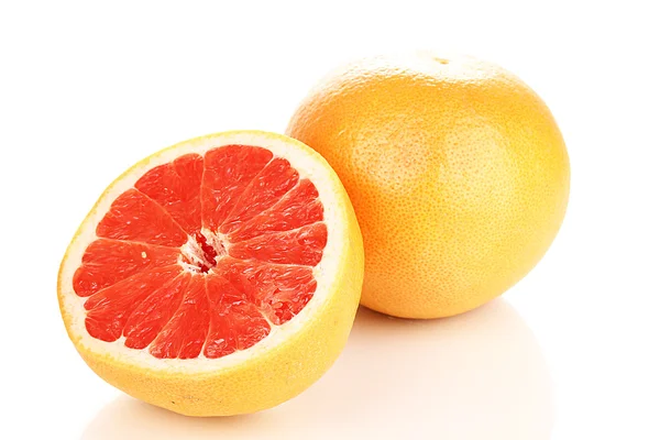 Спелые грейпфруты и полуизолированные на белом — стоковое фото