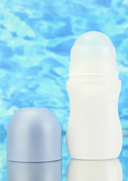 Deodorant op blauwe zee achtergrond — Stockfoto