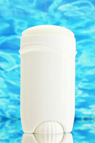 Deodorant på blå havet bakgrund — Stockfoto