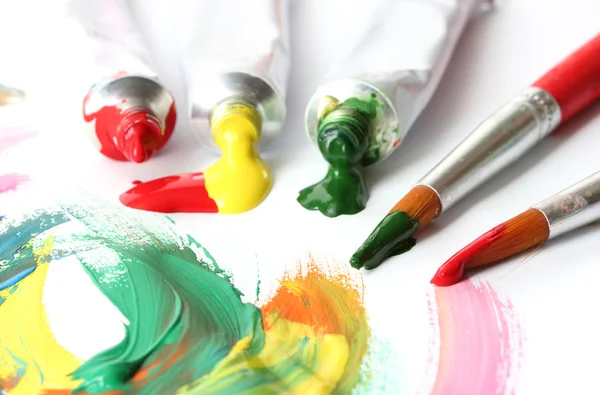 Abstrakte Acrylfarbe, Farbtuben und Pinsel isoliert auf Weiß — Stockfoto