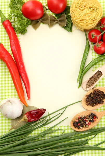 Papel de receitas, verduras e temperos em fundo verde — Fotografia de Stock