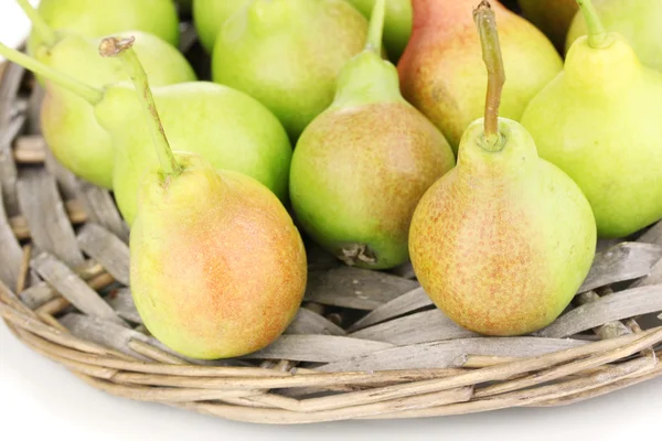 Rijpe peren op rieten mat geïsoleerd op wit — Stockfoto