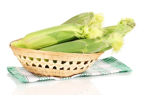Pannocchie di mais fresco in cesto isolato su bianco — Foto Stock