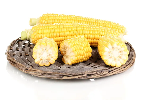 Świeża kukurydza na maty wiklinowe na białym tle — Zdjęcie stockowe