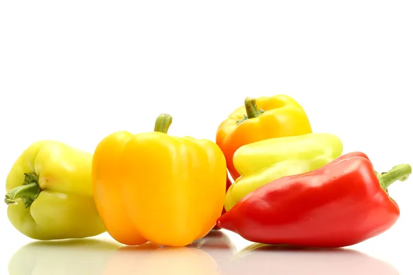 Свіжий жовтий, червоний і зелений болгарський перець ізольовані на білому — стокове фото