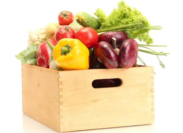 Νωπά λαχανικά σε ξύλινο κουτί απομονωμένα σε λευκό — Φωτογραφία Αρχείου