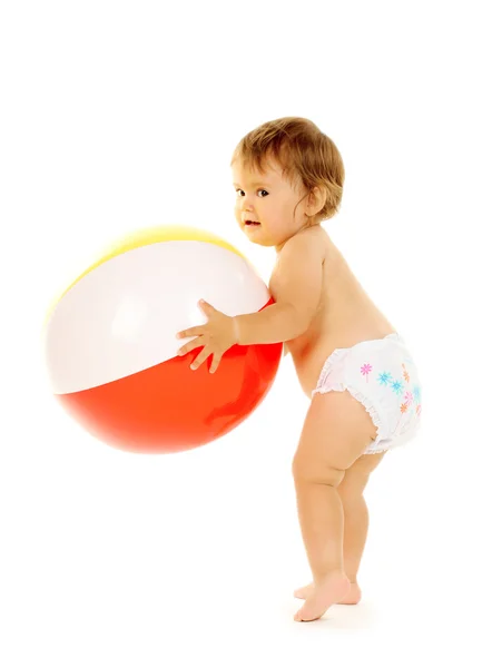 Schattige baby met bal geïsoleerd op wit — Stockfoto