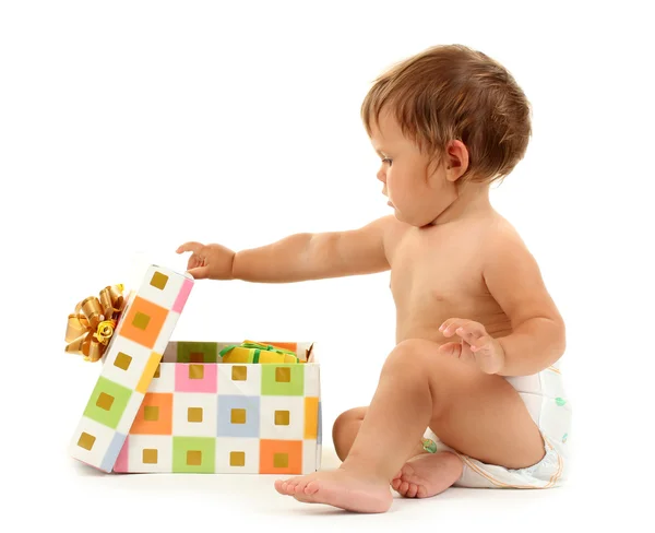 Niedliches Baby und Geschenkbox isoliert auf weiß — Stockfoto
