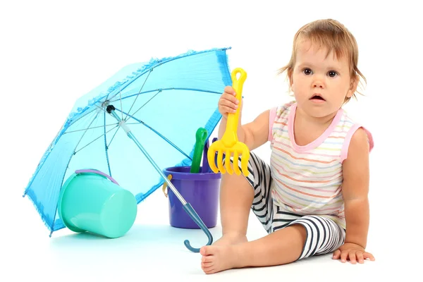 Schattige baby met emmer en schop in de buurt van paraplu geïsoleerd op wit — Stockfoto