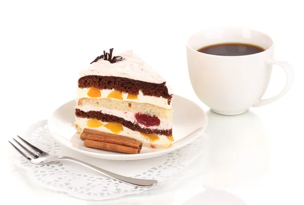 Bolo de frutas em camadas isolado sobre branco — Fotografia de Stock