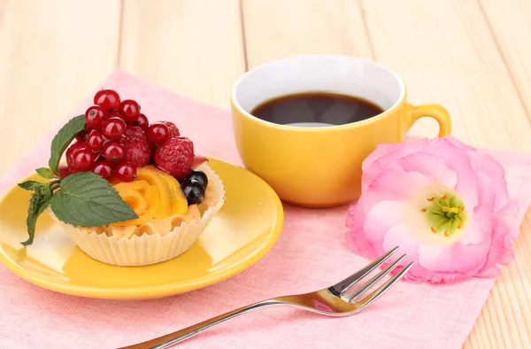 Dulcet pastel con frutas y bayas en la mesa de madera — Foto de Stock