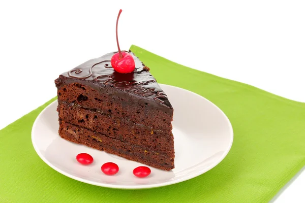 Шоколадный торт крупным планом изолирован на белом — стоковое фото