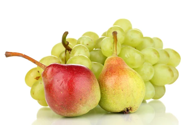Rijpe zoete druiven en peren geïsoleerd op wit — Stockfoto