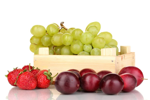 Rijp fruit en bessen geïsoleerd op wit — Stockfoto