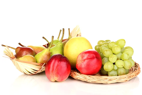 Fruits doux mûrs et baies isolées sur blanc — Photo