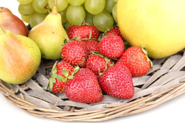 Reife süße Früchte und Beeren auf Weidenmatte in Nahaufnahme — Stockfoto