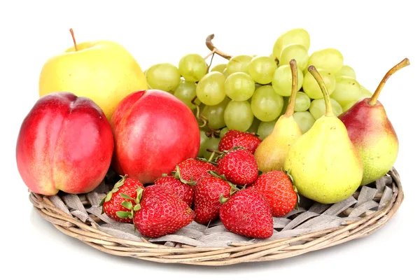 Frutos doces maduros e bagas em esteira de vime isolada em branco — Fotografia de Stock