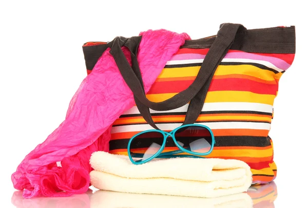 Пляжная сумка с аксессуарами — стоковое фото