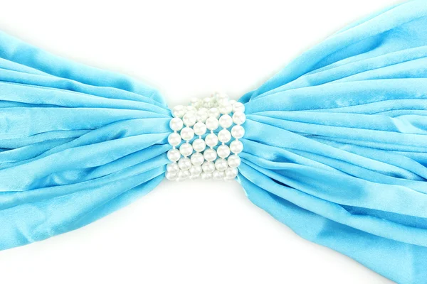 Paño azul atado con perlas aisladas en blanco — Foto de Stock