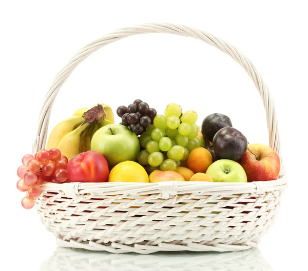 Ассортимент экзотических фруктов в корзине изолирован на белом — стоковое фото