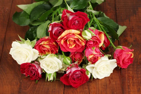 Bouquet of beautiful roses on wooden background close-up — Stock Photo, Image