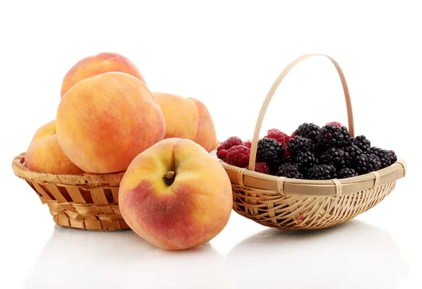 Ripe raspberries, brambles and peaches isolated on white — Stock Photo, Image