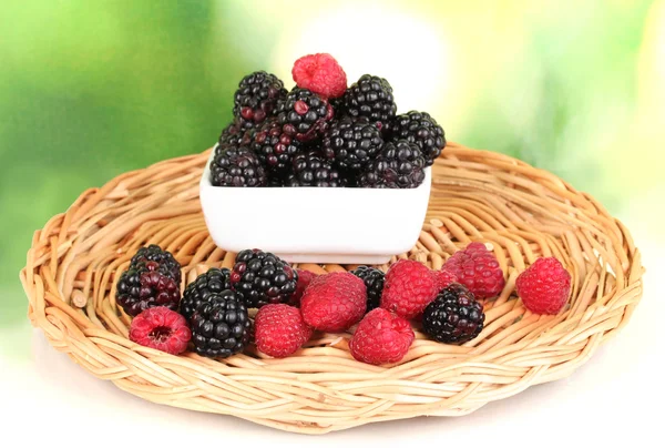 Ripe raspberries and brambles on nature background — Stock Photo, Image