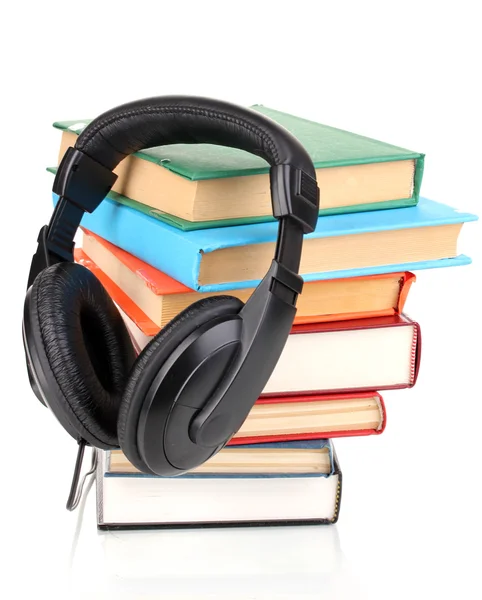 Auriculares en libros aislados en blanco — Foto de Stock