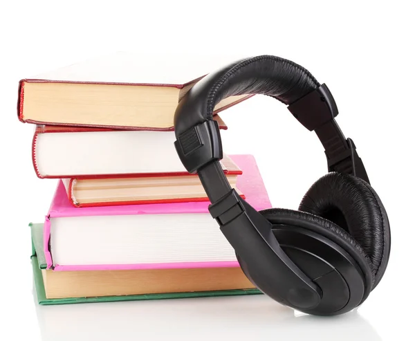 Auriculares en libros aislados en blanco —  Fotos de Stock