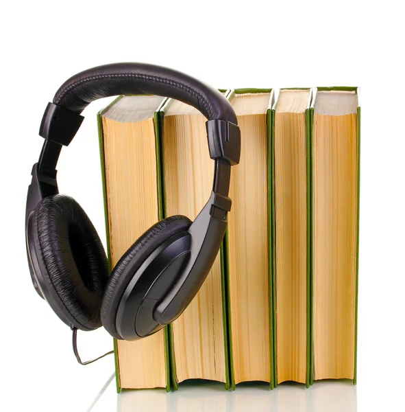 Auriculares en libros aislados en blanco — Foto de Stock