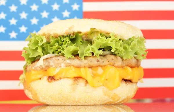 Leckeres Sandwich, auf amerikanischer Flagge — Stockfoto