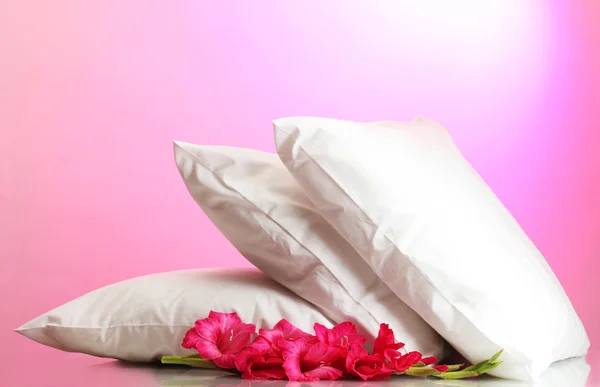 Yastıklar ve çiçek, pembe bir arka plan üzerinde — Stok fotoğraf