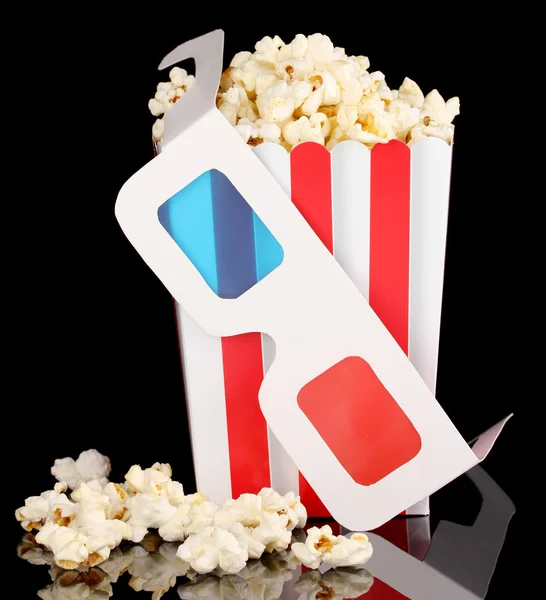 Popcorn und Gläser isoliert auf schwarz — Stockfoto