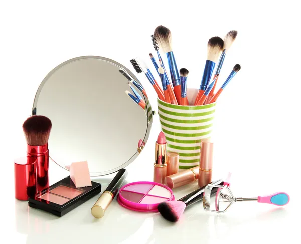 Kosmetika nära mirror isolerat på vit — Stockfoto