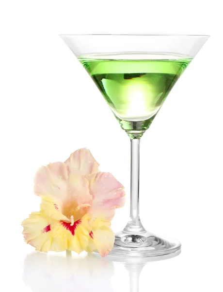 Glas mit Cocktail und Gladiolenknospe isoliert auf weiß — Stockfoto