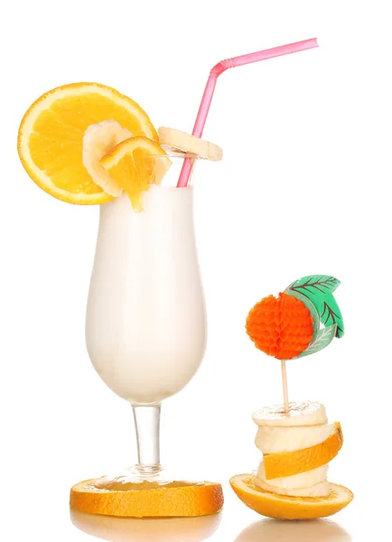 Heerlijke milkshake met fruit geïsoleerd op wit — Stockfoto