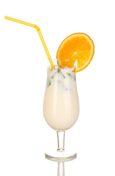 Вкусный молочный коктейль с фруктами, изолированными на белом — стоковое фото