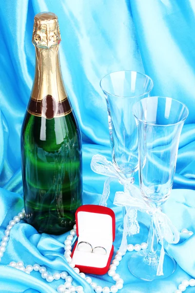 青い布の背景に結婚式のアクセサリー — ストック写真