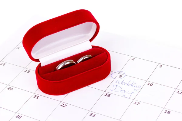 Anéis de casamento em caixa vermelha isolada em branco — Fotografia de Stock