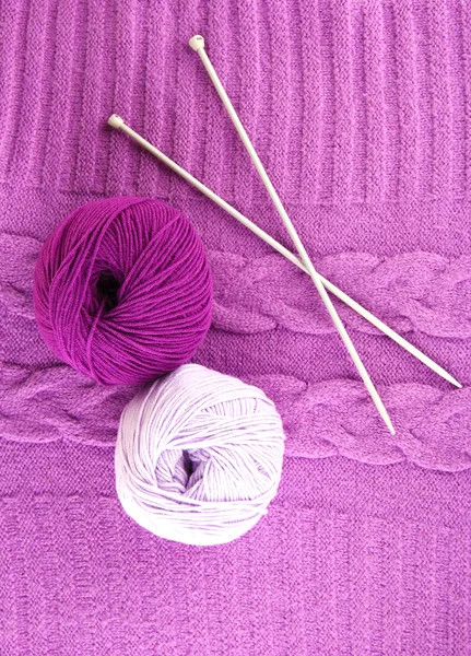 Purple sweater and a ball of wool close-up — Stock Photo, Image