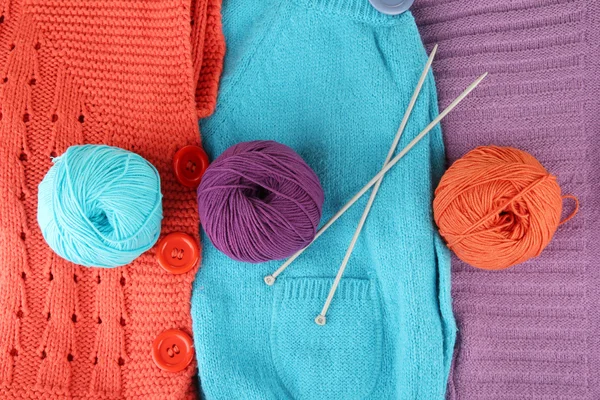 Colorful wool sweaters and balls of wool close-up — Stock Photo, Image