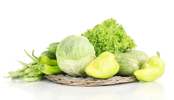 Légumes verts frais sur tapis d'osier isolé sur blanc — Photo