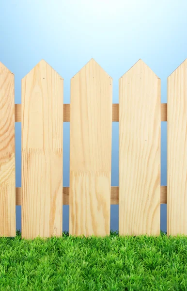 Uma cerca de madeira em um fundo azul close-up — Fotografia de Stock