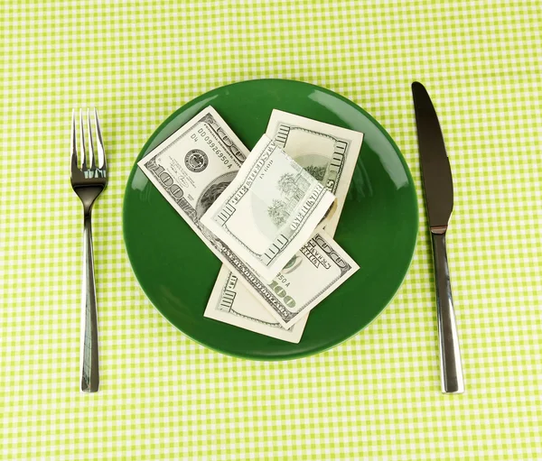 Banknotes on the plate on green tablecloth close-up — Stock Photo, Image