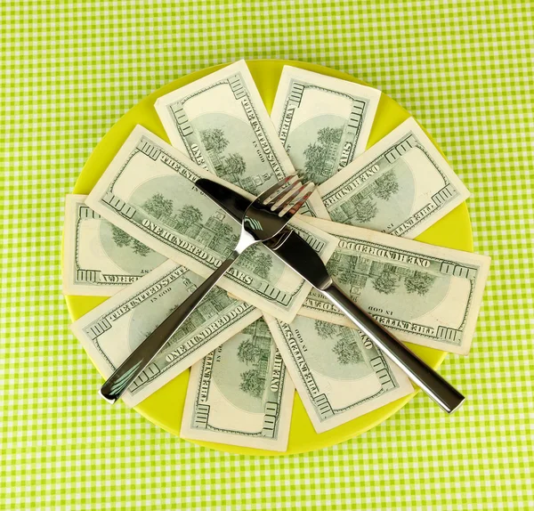 Banknotes on the plate on green tablecloth close-up — Stock Photo, Image